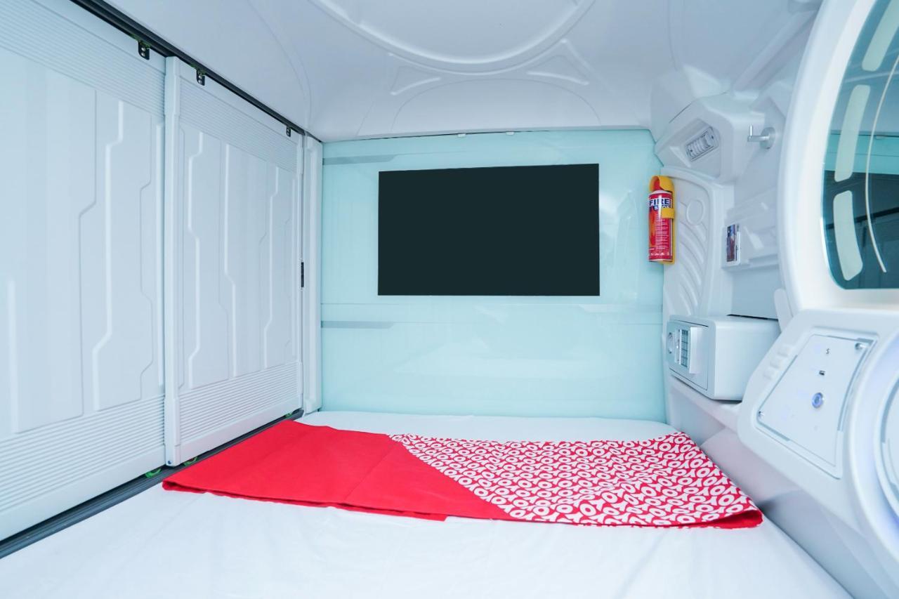 Oyo 1428 Miko Capsule Hotel Surabaya Bagian luar foto